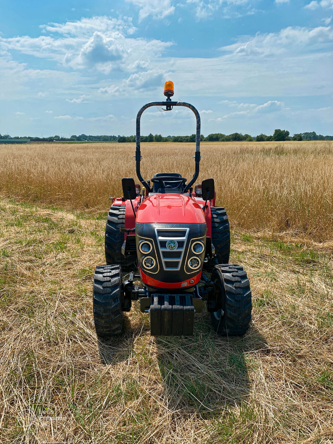 Nowy mini traktor VST Fieldtrac 927 z oponami przemysłowymi