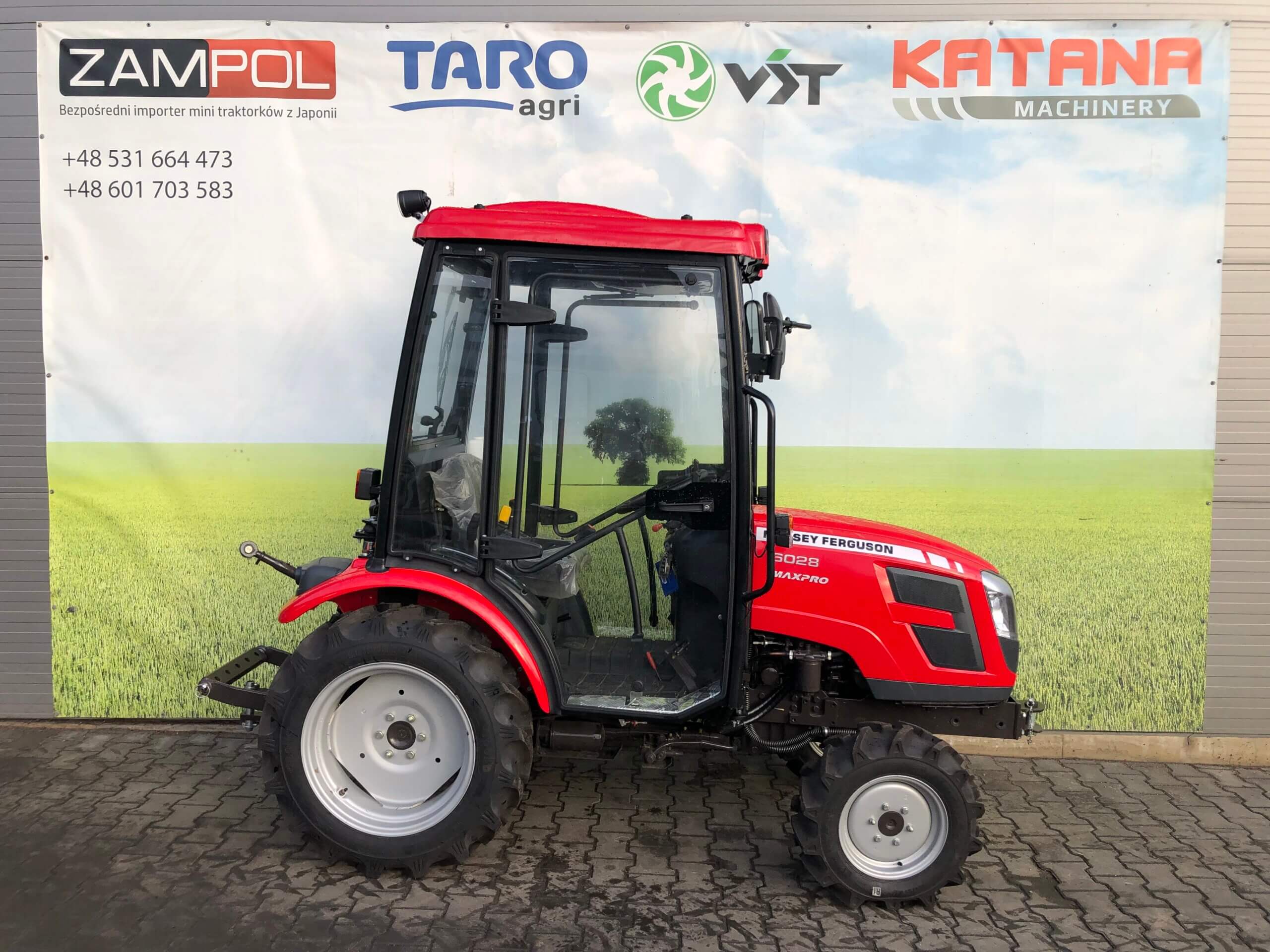 Traktor Massey Ferguson 6028 z kabiną ogrzewaną