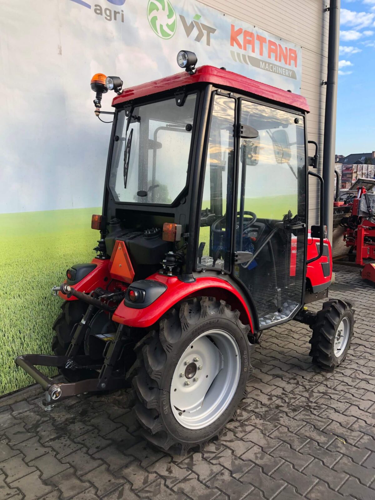Traktor Massey Ferguson 6028 z kabiną ogrzewaną