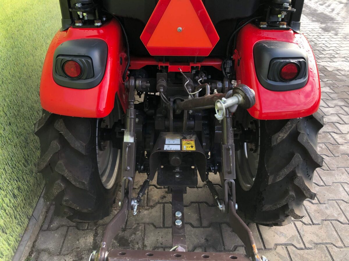 Traktor Massey Ferguson 6028 z kabiną ogrzewaną