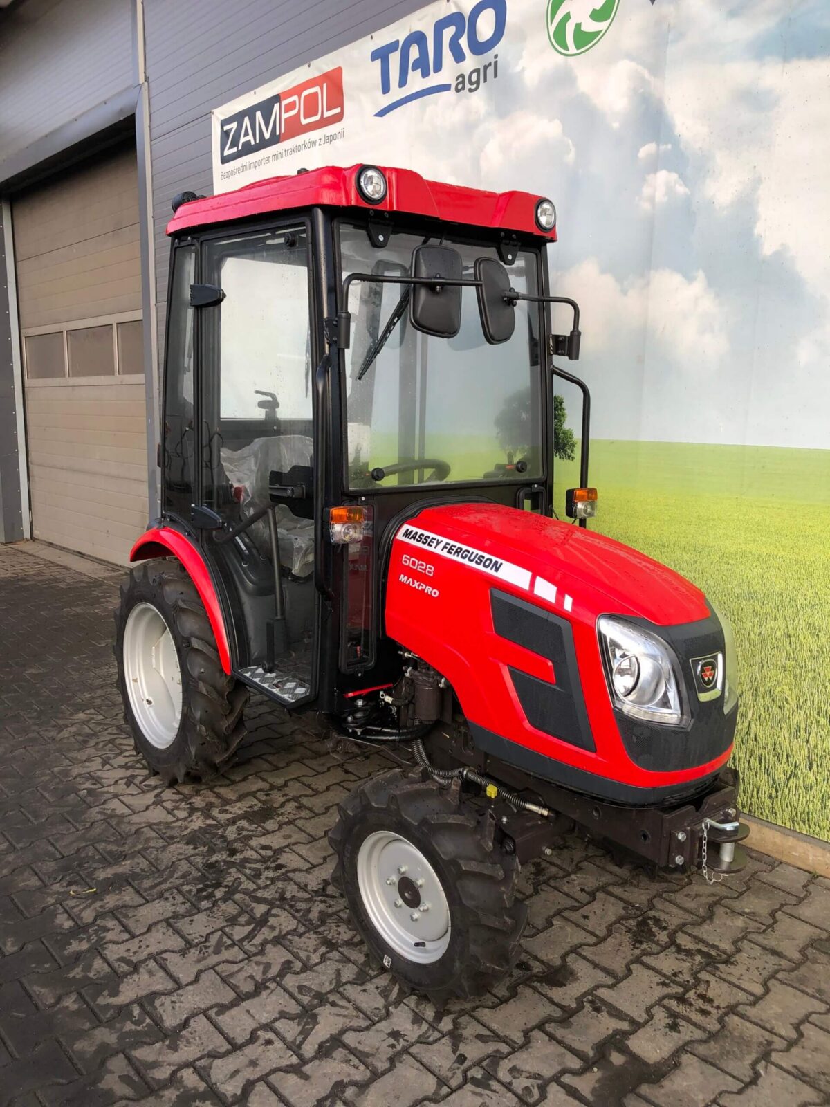 Traktor Massey Ferguson 6028 z kabiną ogrzewaną
