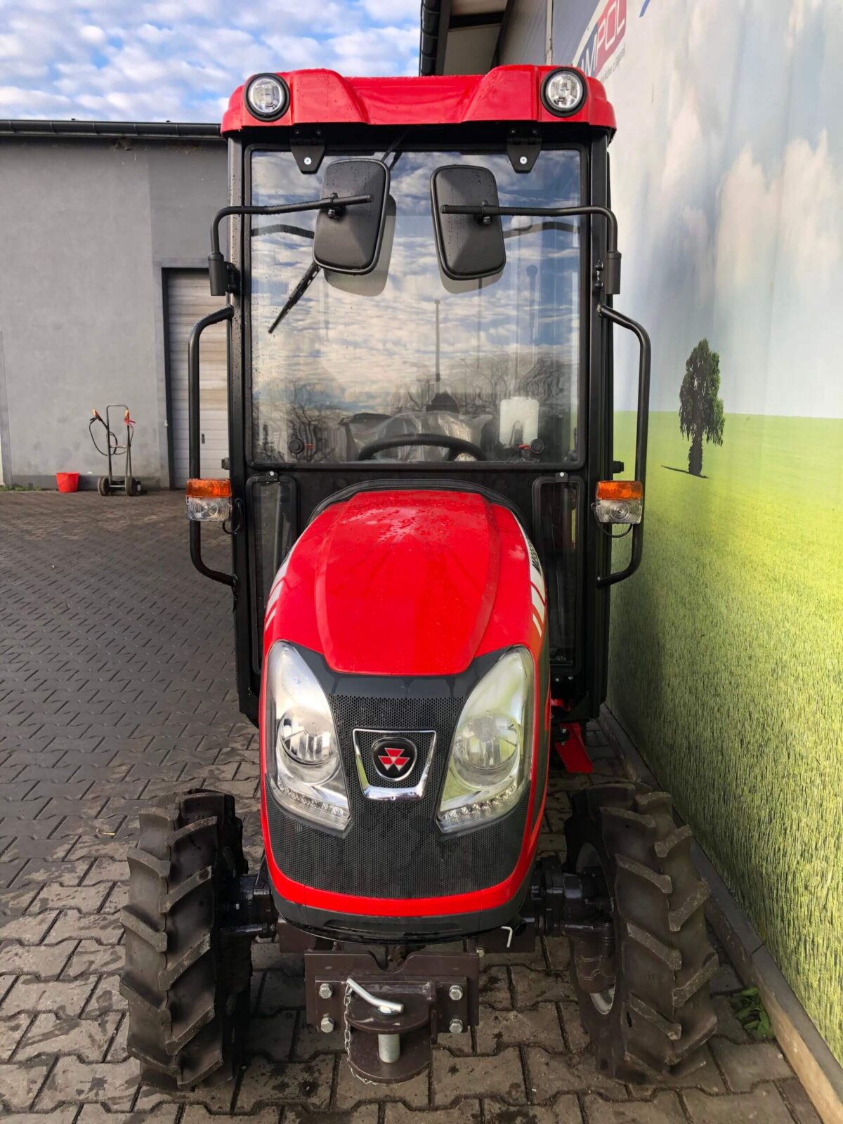 Traktor Massey Ferguson 6028 z kabiną ogrzewaną