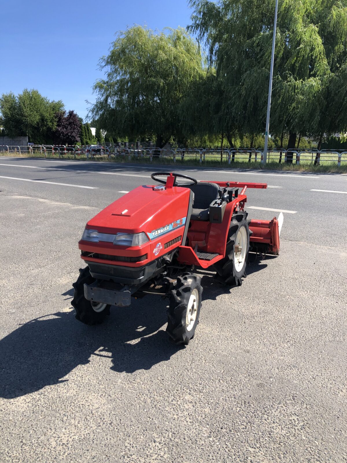 Traktorek Yanmar Ke2 z glebogryzarką