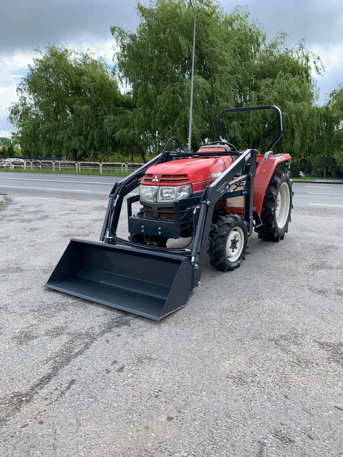 Traktorek Mitsubishi GO26 z ładowaczem czołowym