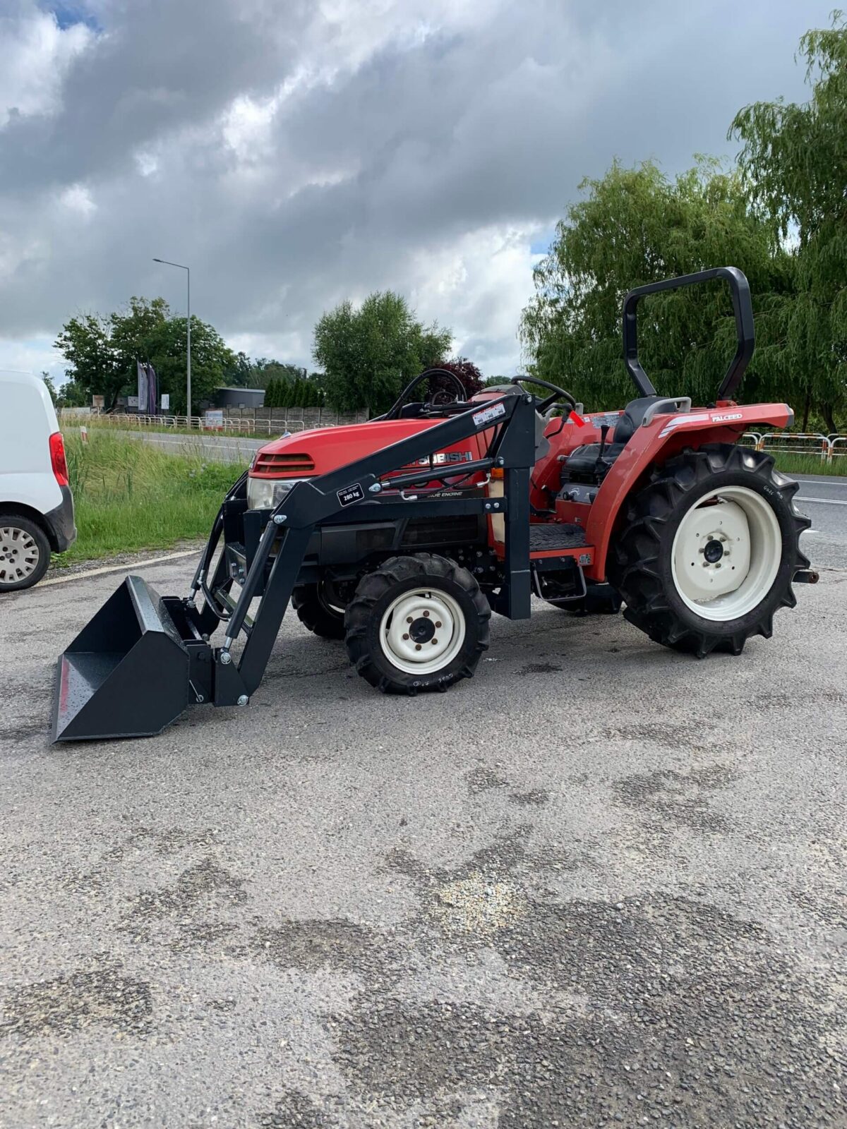 Traktorek Mitsubishi GO26 z ładowaczem czołowym