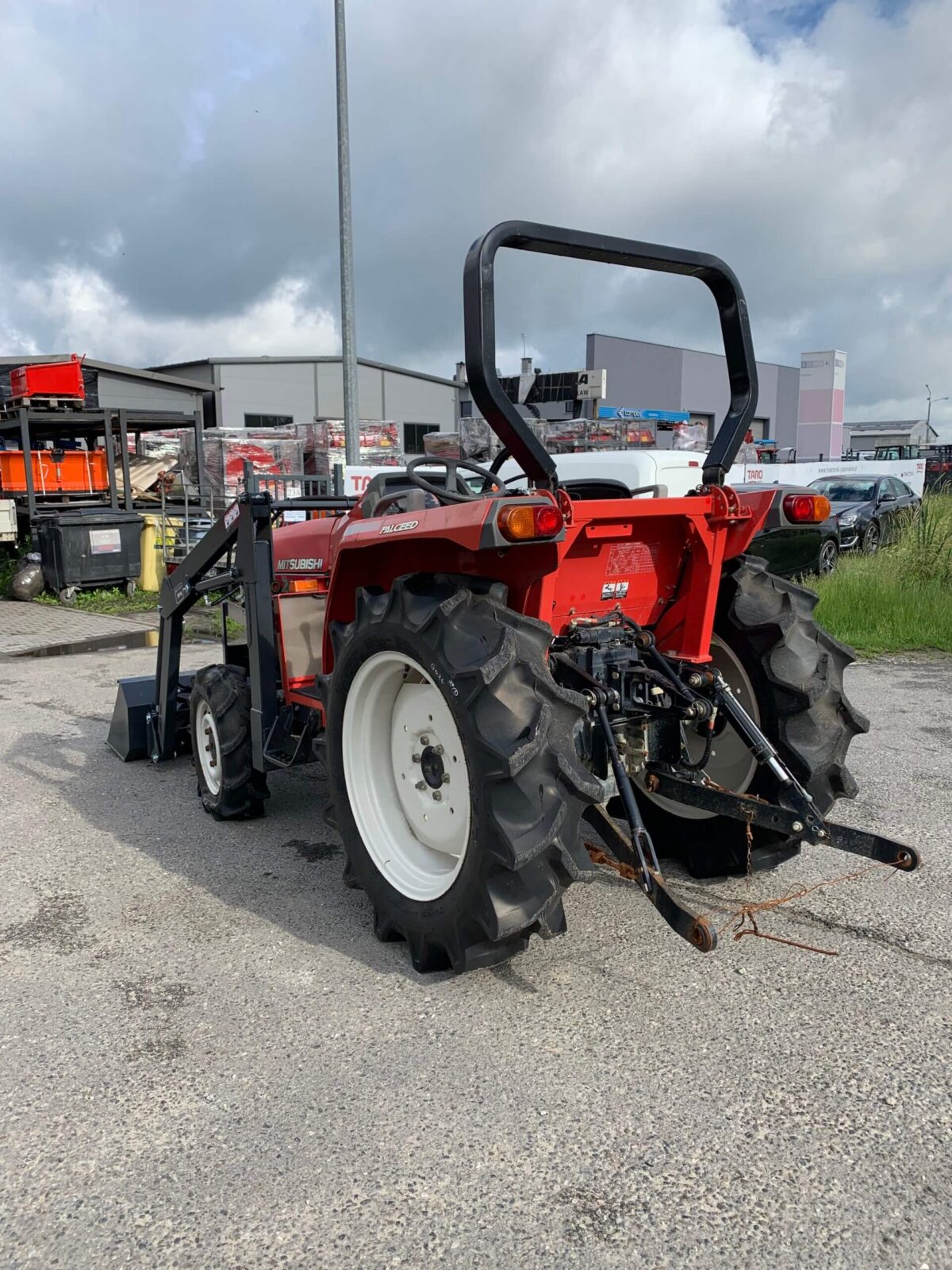 Traktorek Mitsubishi GO26 z ładowaczem czołowym