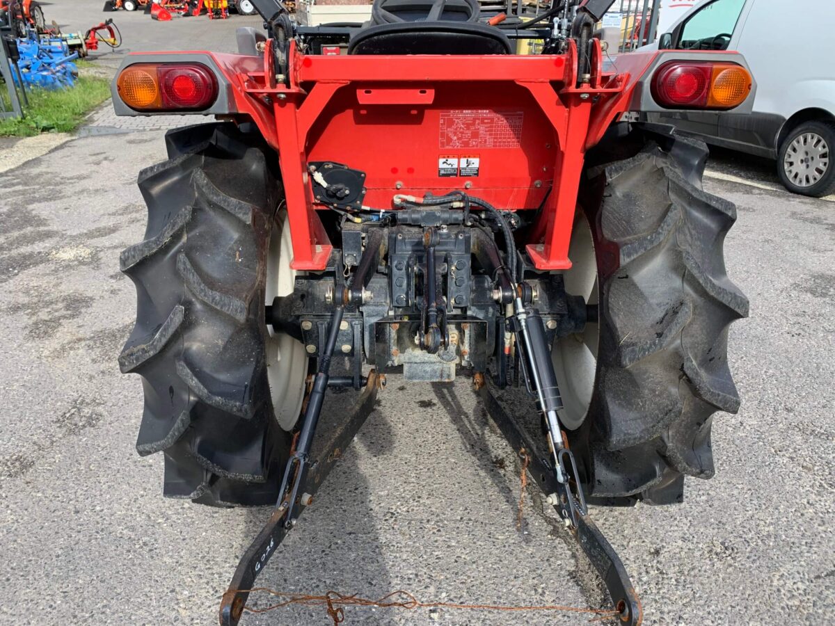 Traktorek Mitsubishi GO26 z ładowaczem czołowym