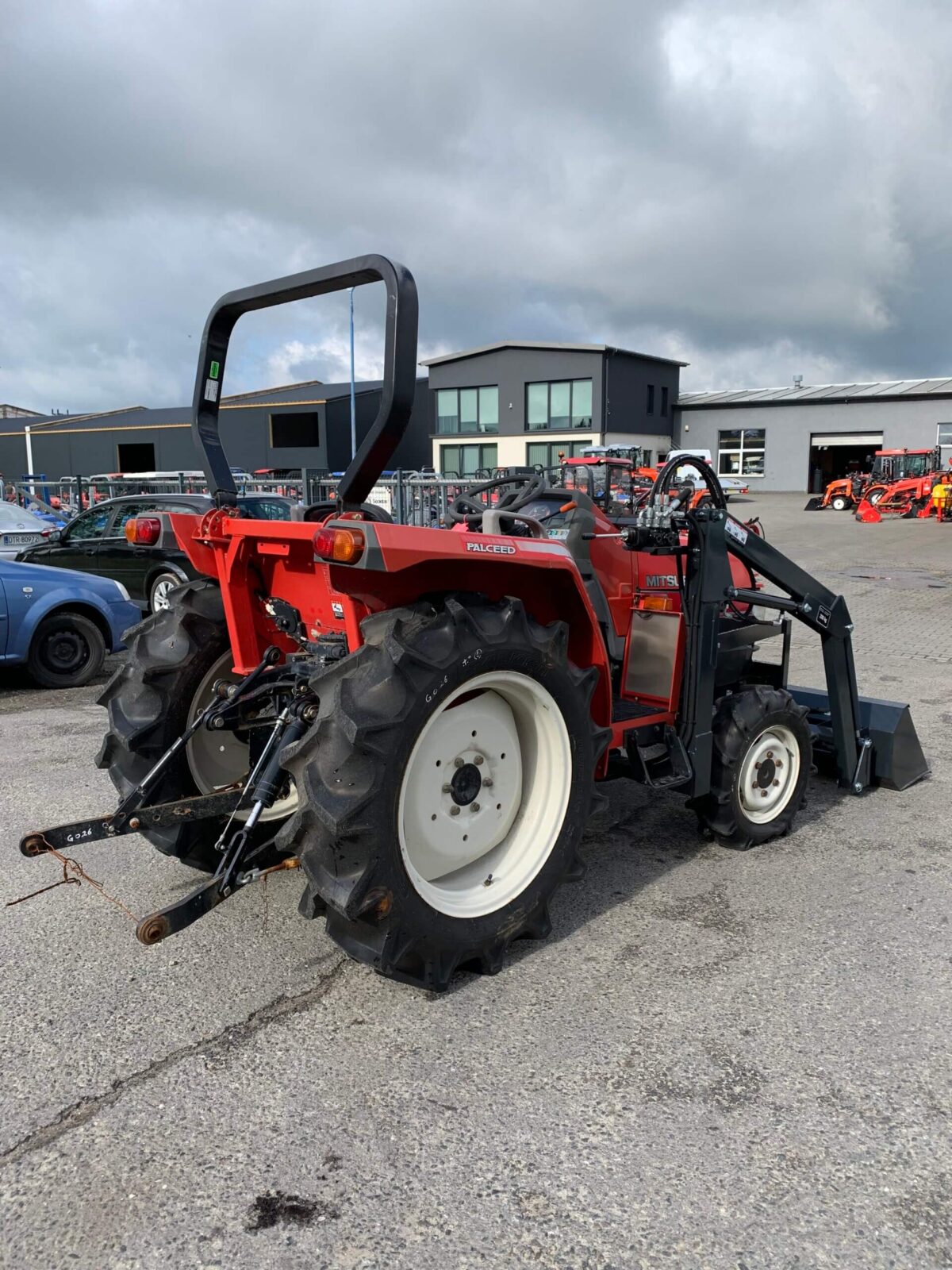 Traktorek Mitsubishi GO26 z ładowaczem czołowym
