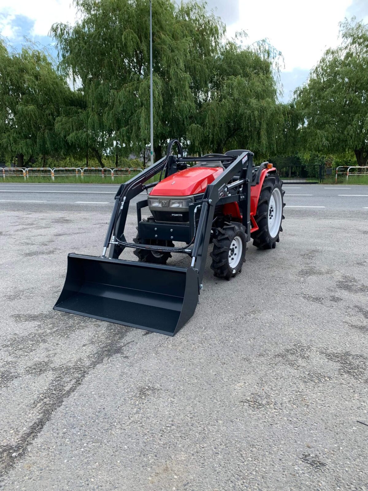 Traktorek Yanmar F200 z ładowaczem czołowym