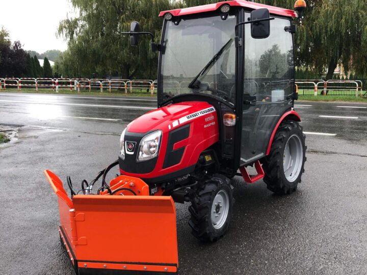 Traktor Massey Ferguson 6028 z kabiną ogrzewaną + pług do śniegu strzałkowy