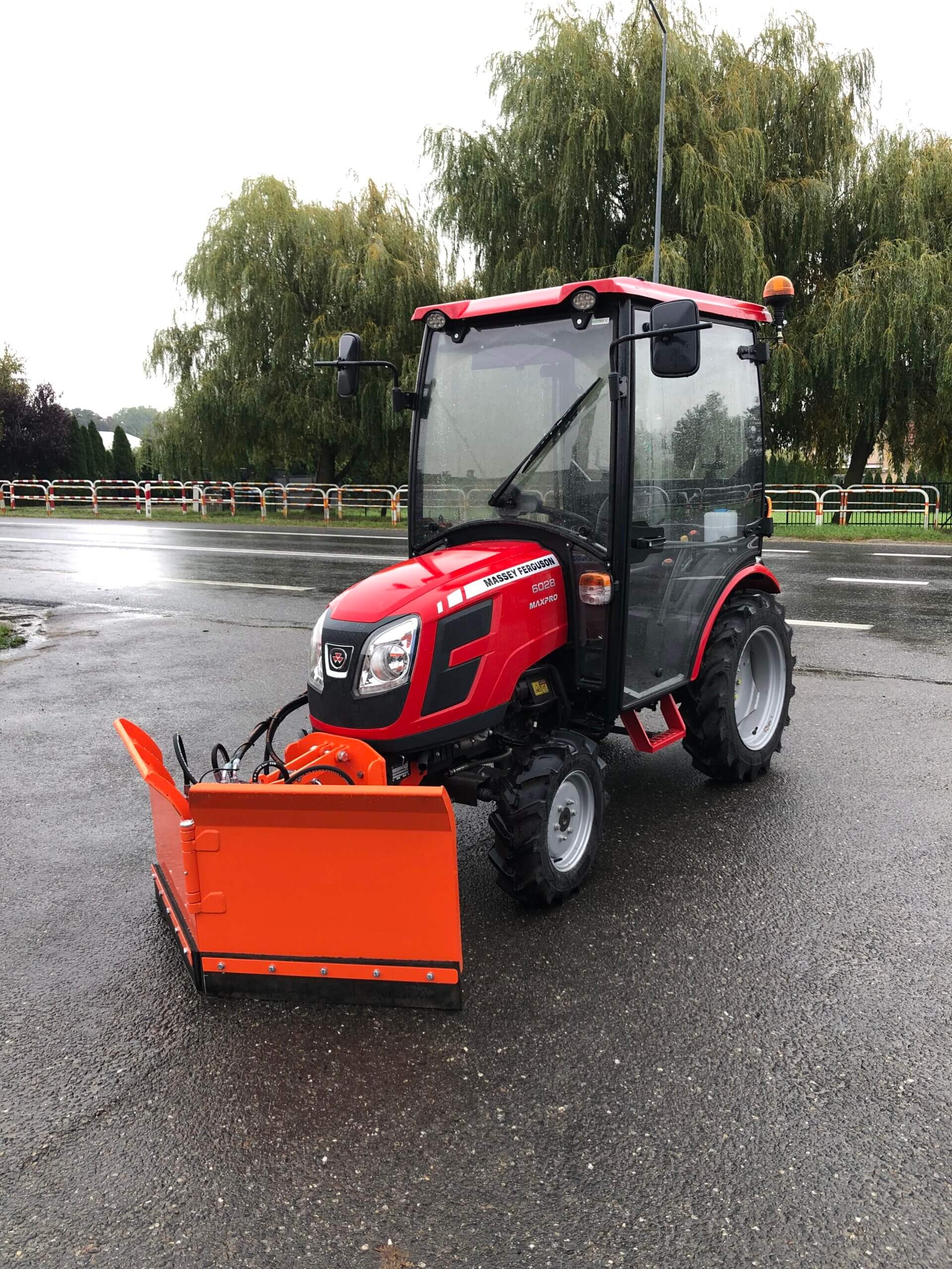 Traktor Massey Ferguson 6028 z kabiną ogrzewaną + pług do śniegu strzałkowy