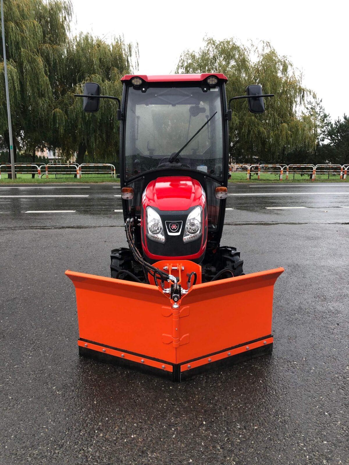 Traktor Massey Ferguson 6028 z kabiną ogrzewaną + pług do śniegu strzałkowy