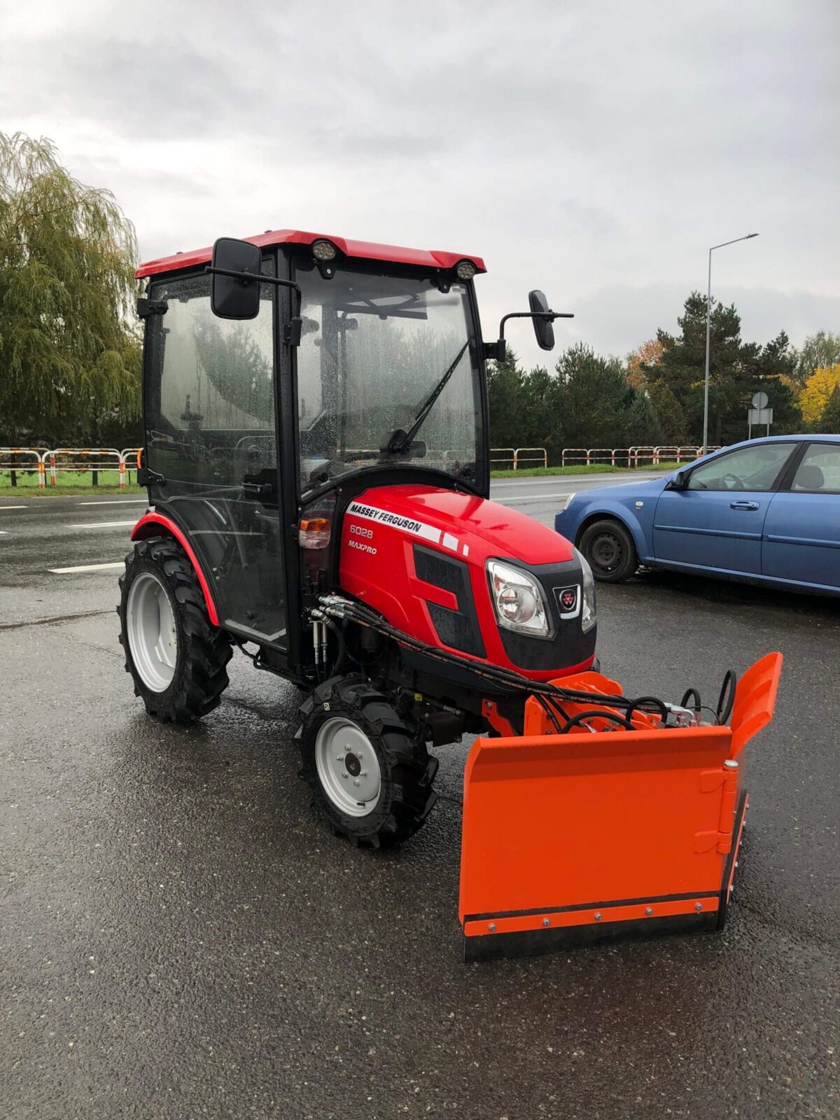 Traktor Massey Ferguson 6028 z kabiną ogrzewaną + pług do śniegu strzałkowy