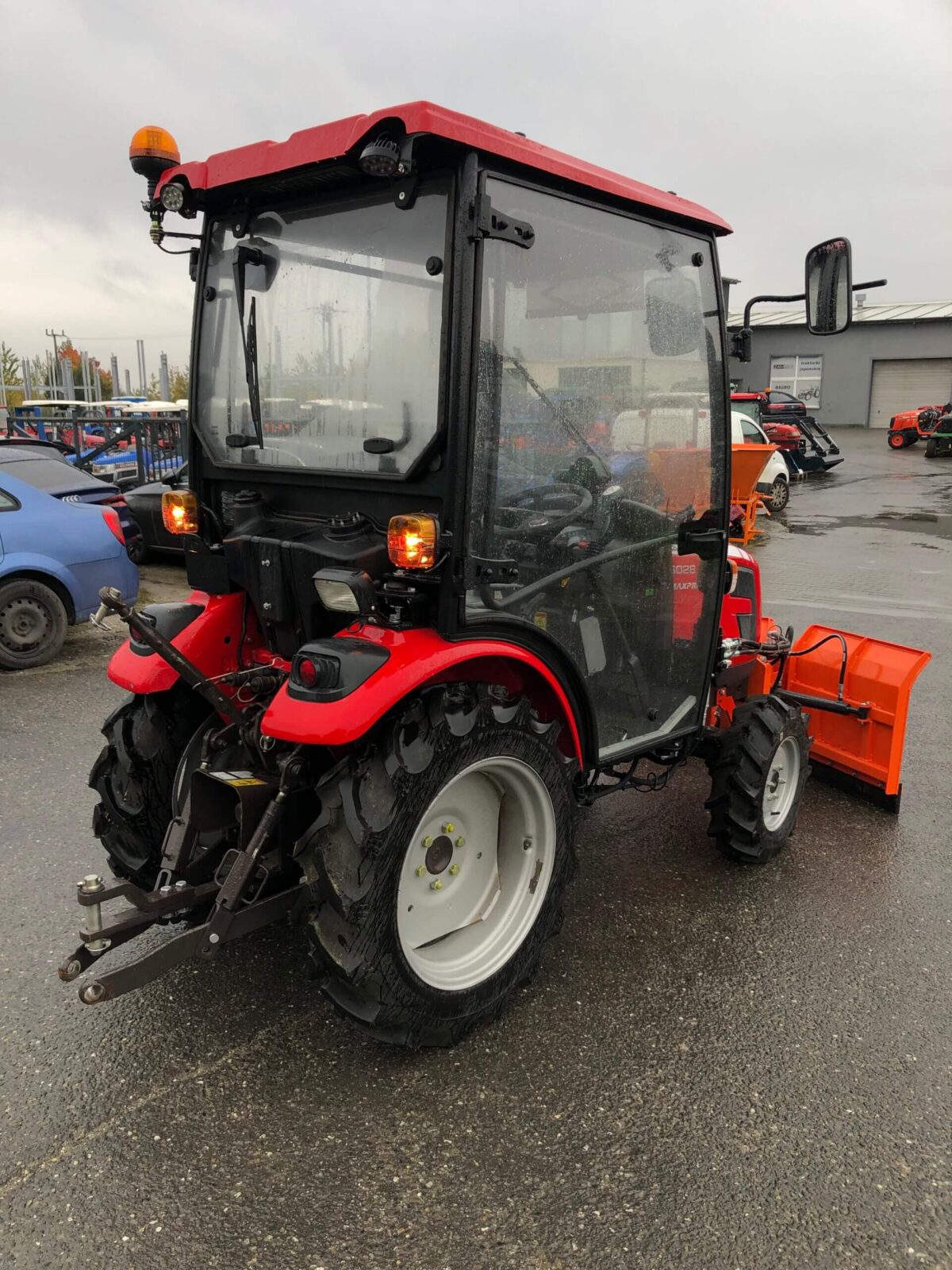 Traktor Massey Ferguson 6028 z kabiną ogrzewaną + pług do śniegu strzałkowy