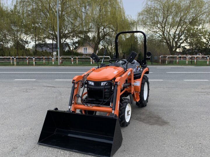 Traktorek Taro B2501 z ładowaczem czołowym