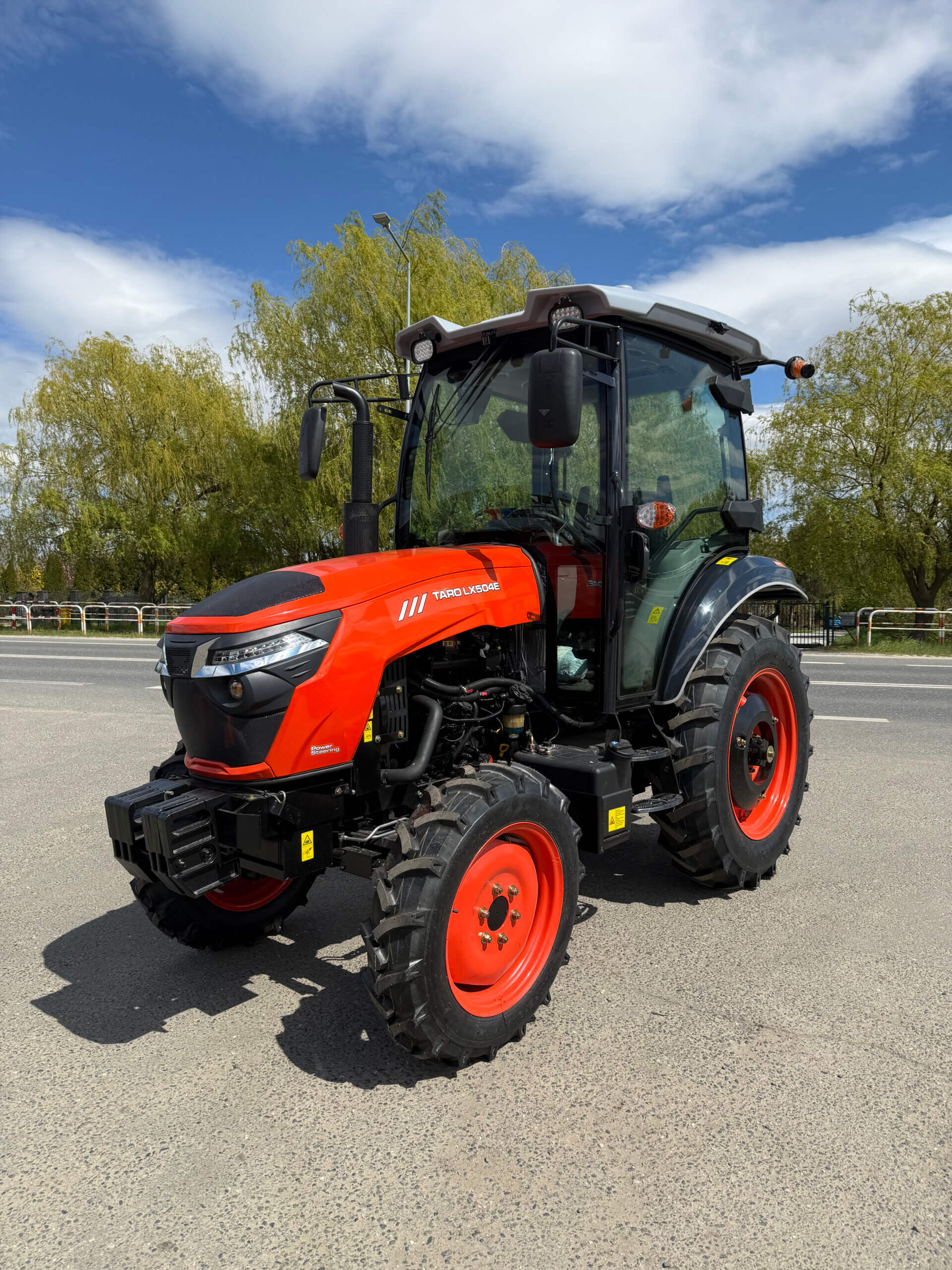 Traktor Taro LX504