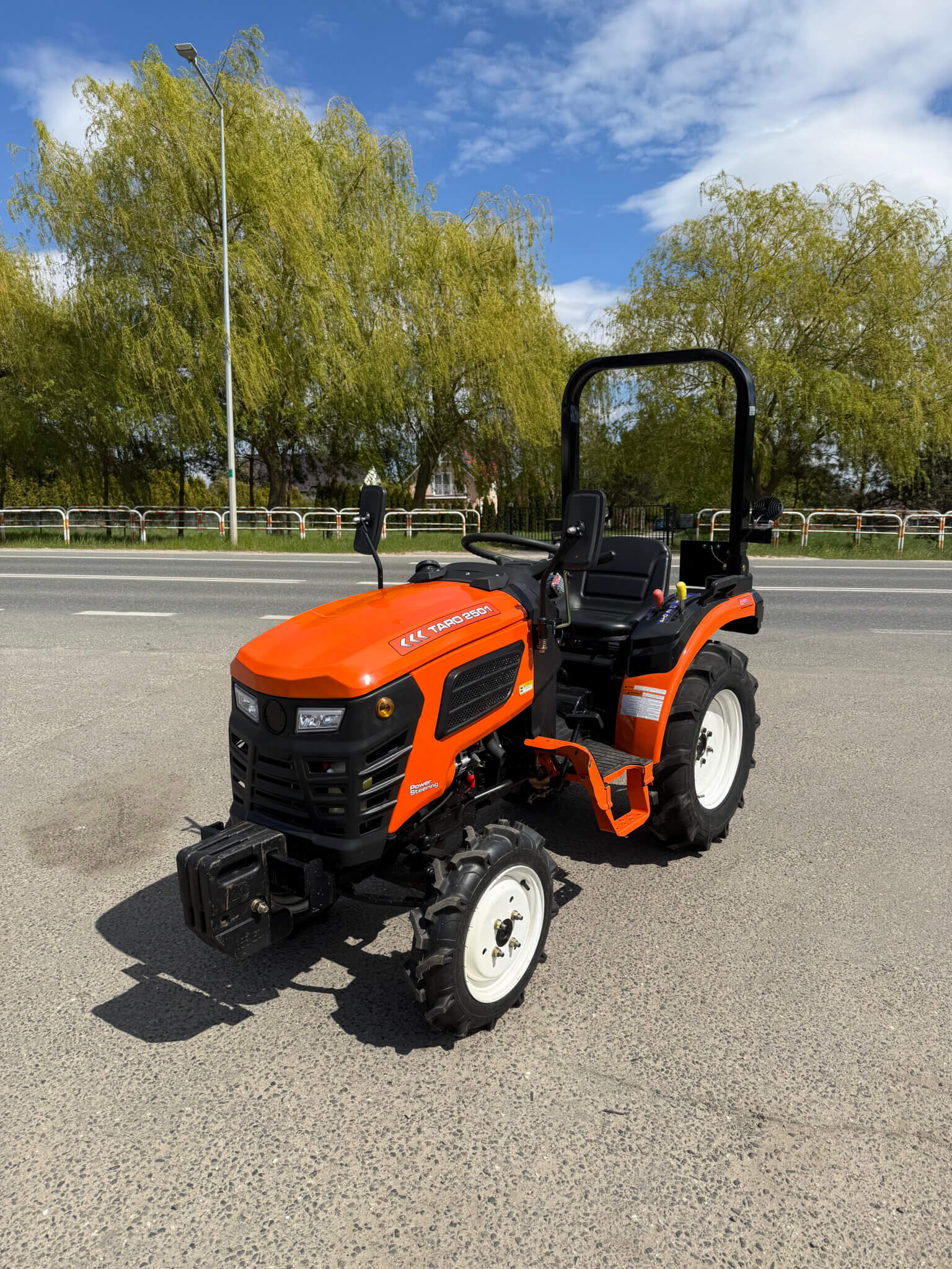 Traktorek Taro B2501
