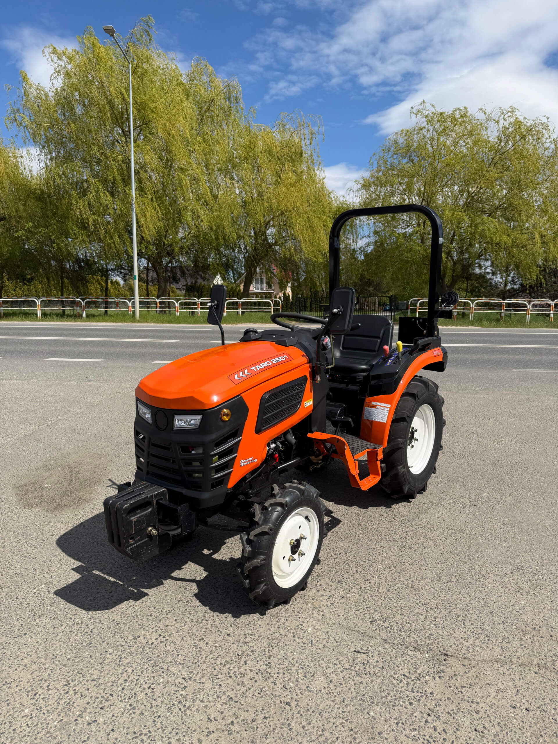 Traktorek Taro B2501