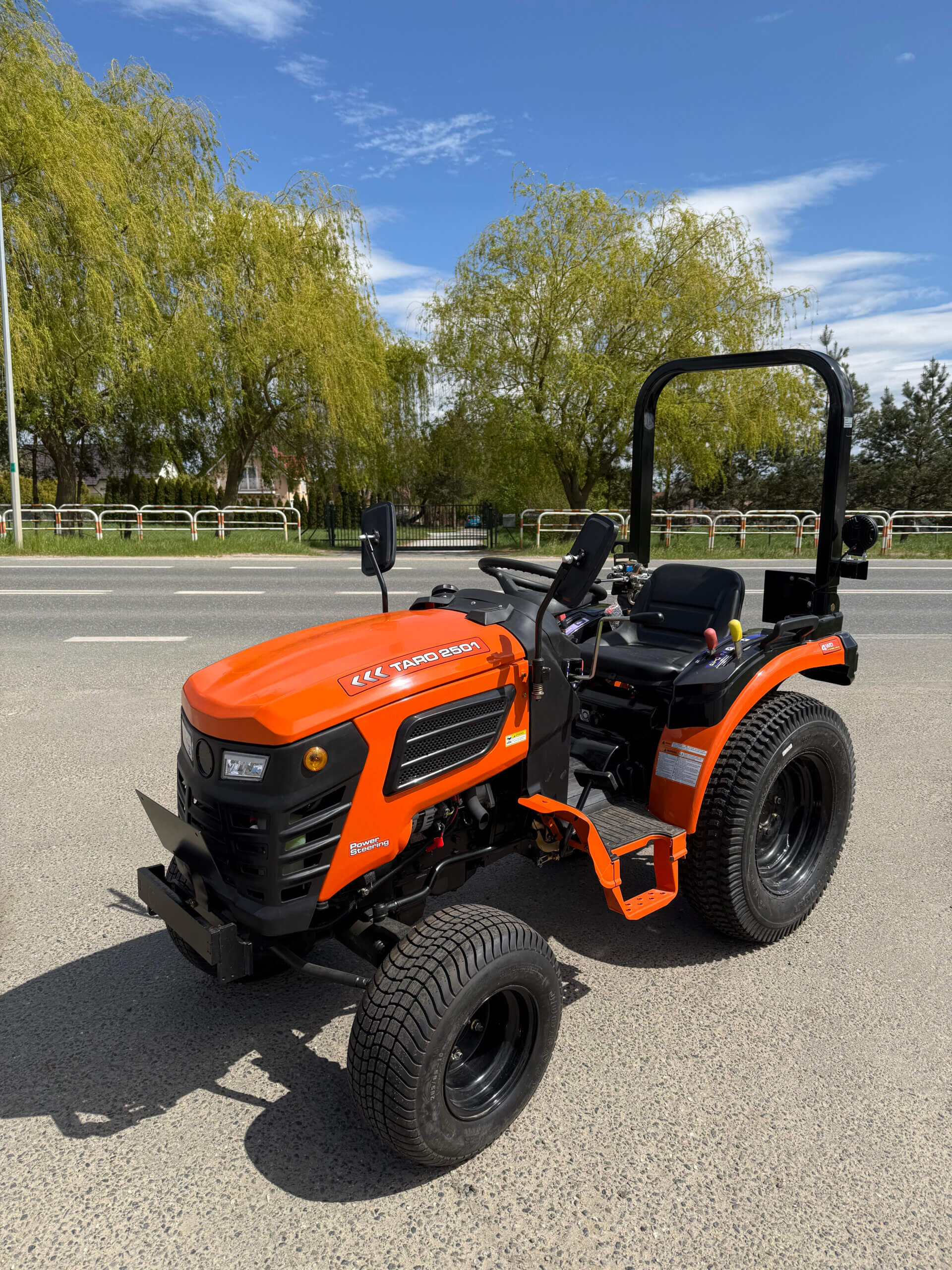 Traktorek Taro B2501 opony do trawy