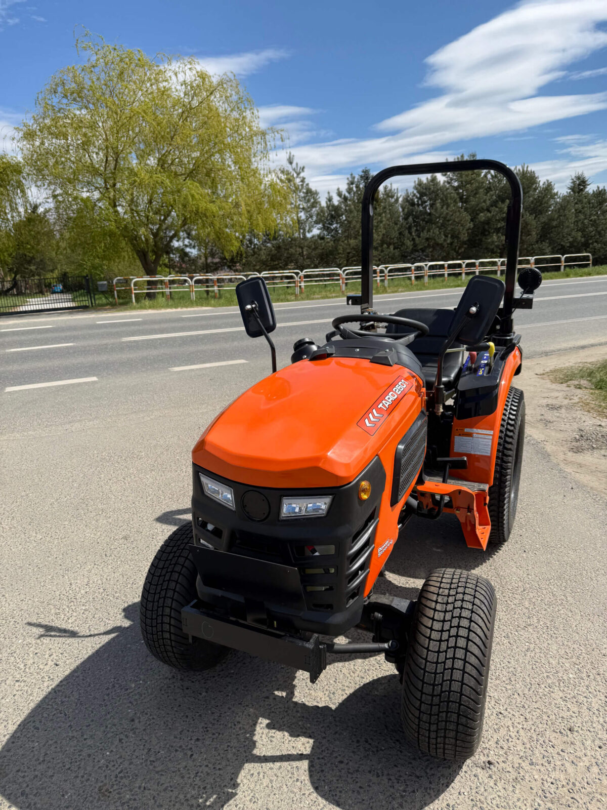 Traktorek Taro B2501 opony do trawy