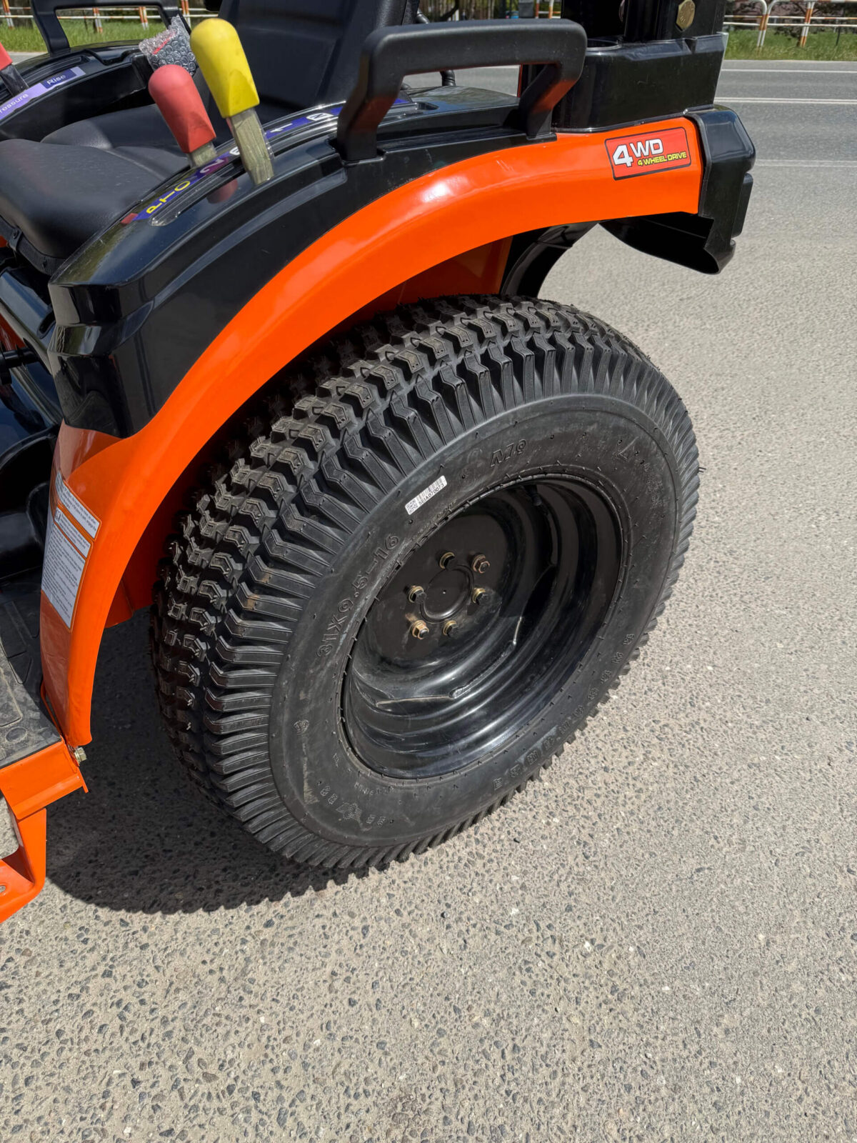 Traktorek Taro B2501 opony do trawy