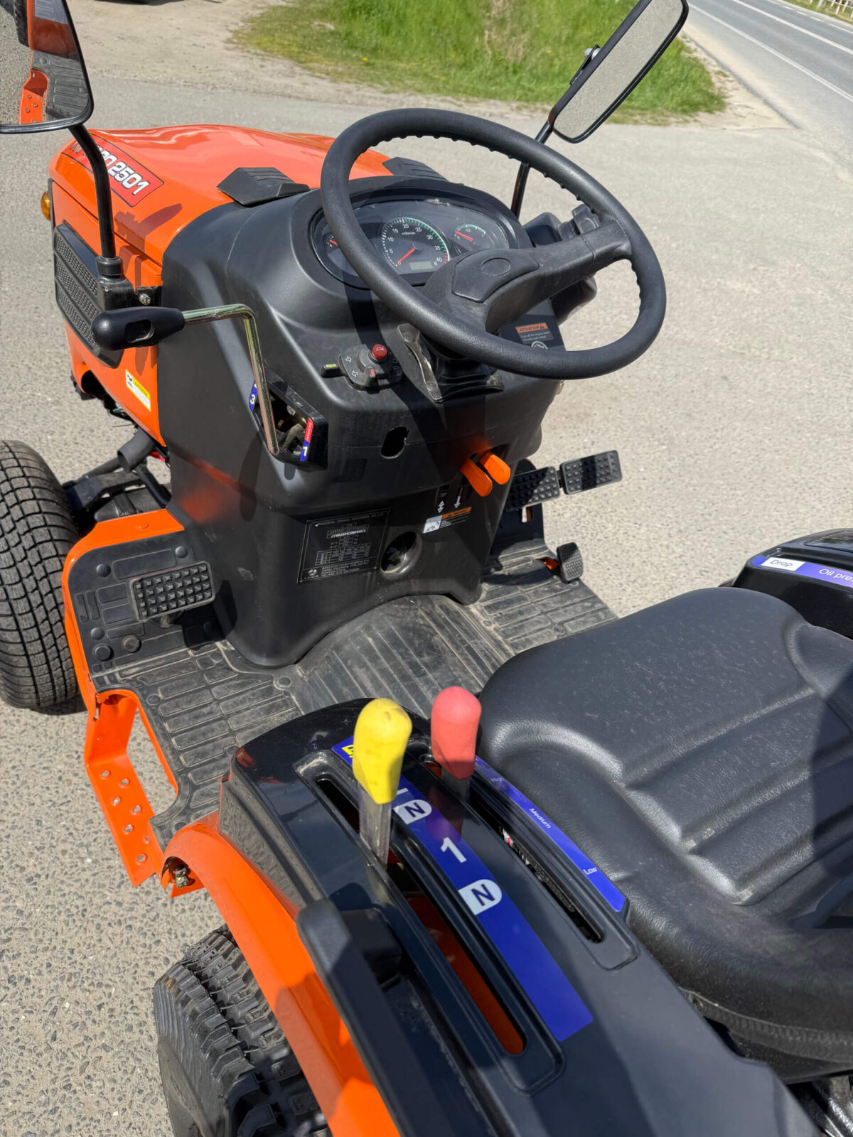 Traktorek Taro B2501 opony do trawy