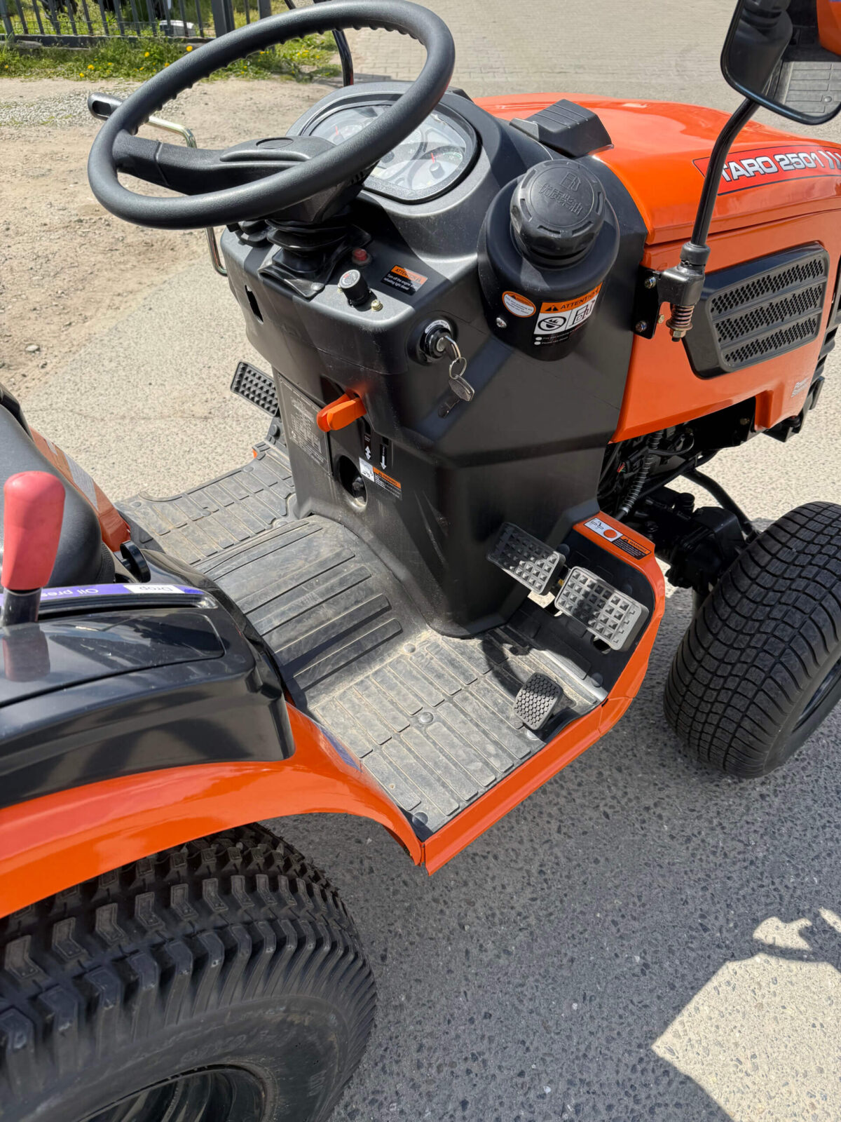 Traktorek Taro B2501 opony do trawy