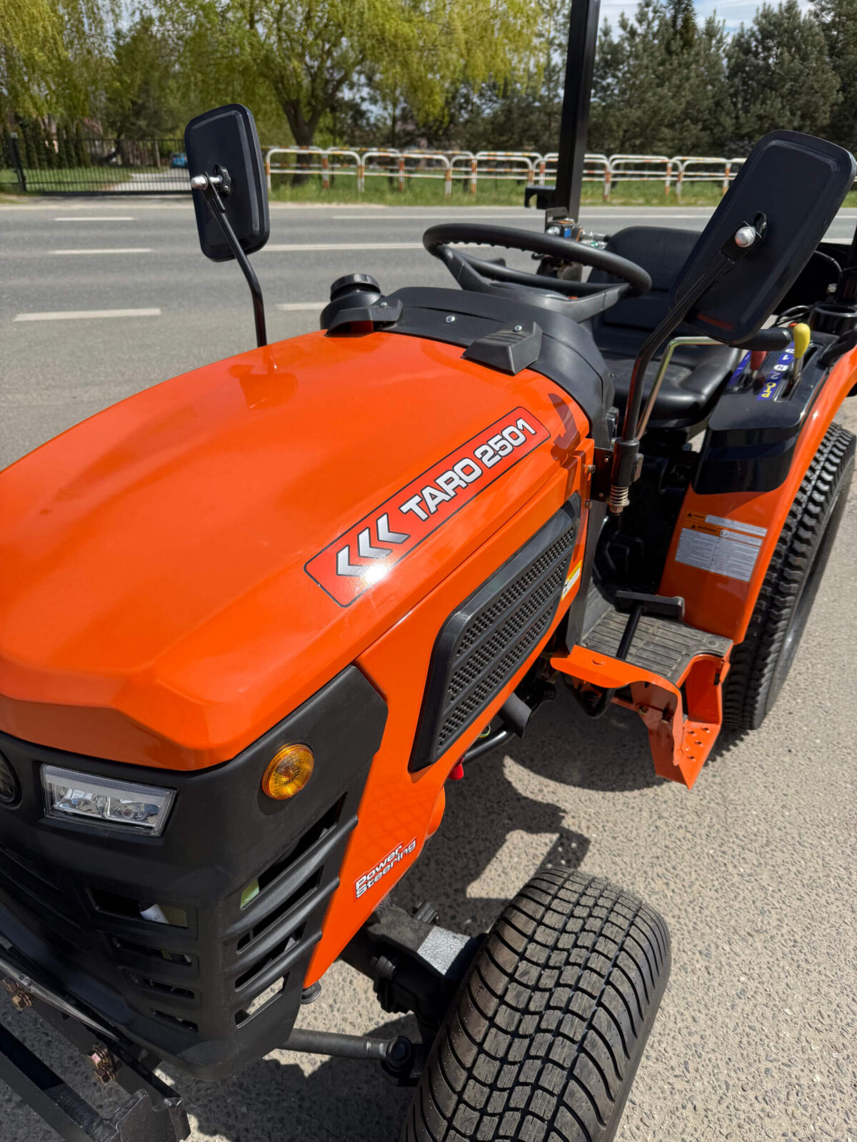 Traktorek Taro B2501 opony do trawy