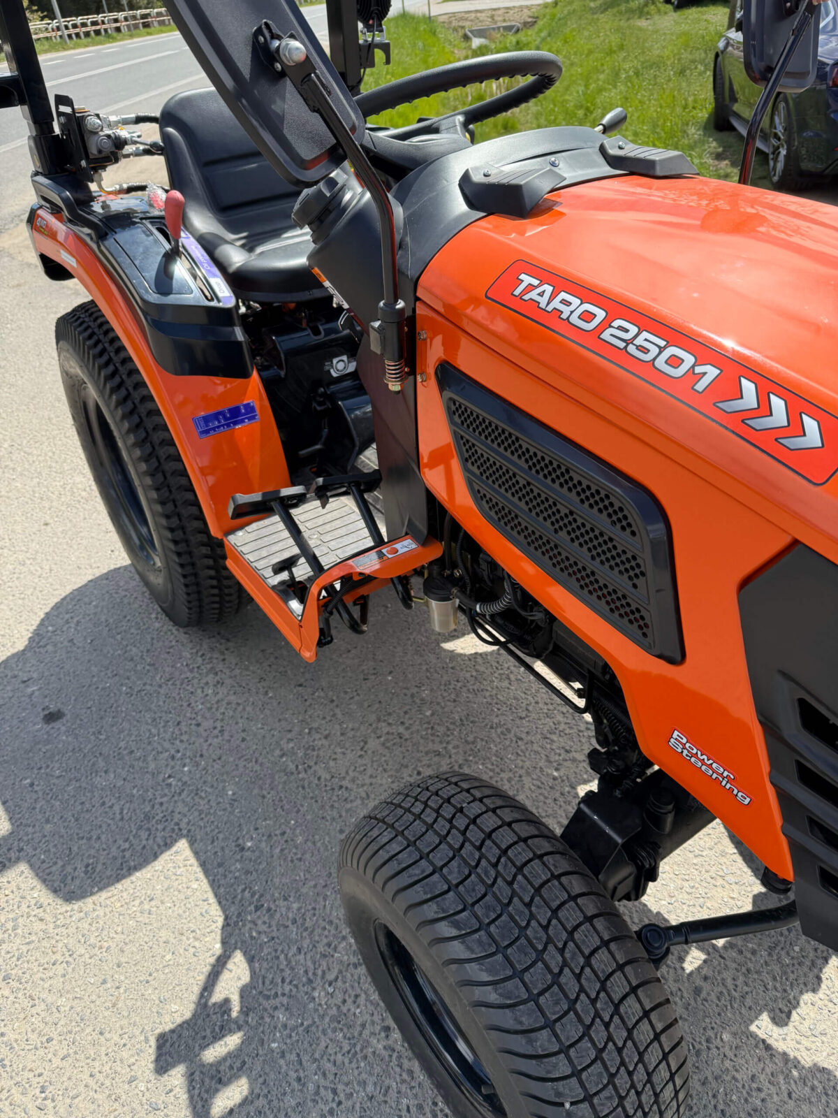 Traktorek Taro B2501 opony do trawy