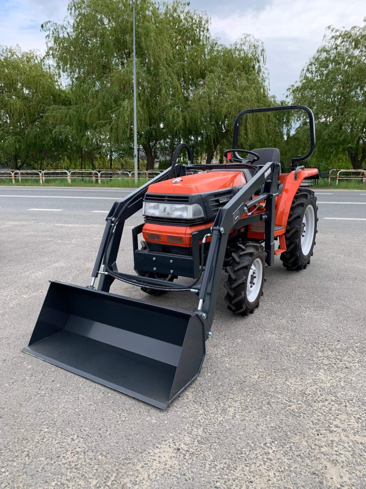 Traktorek Kubota GL221 z ładowaczem czołowym