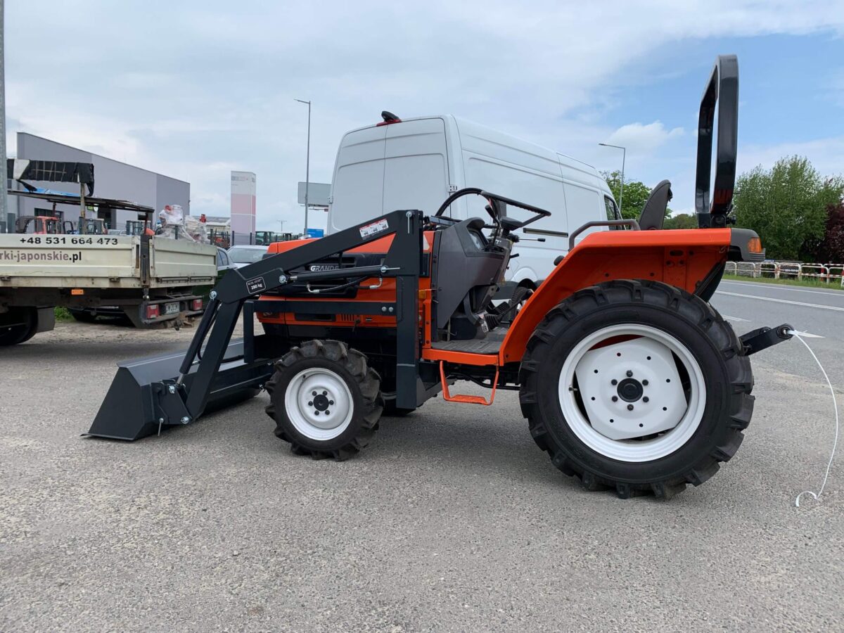 Traktorek Kubota GL221 z ładowaczem czołowym