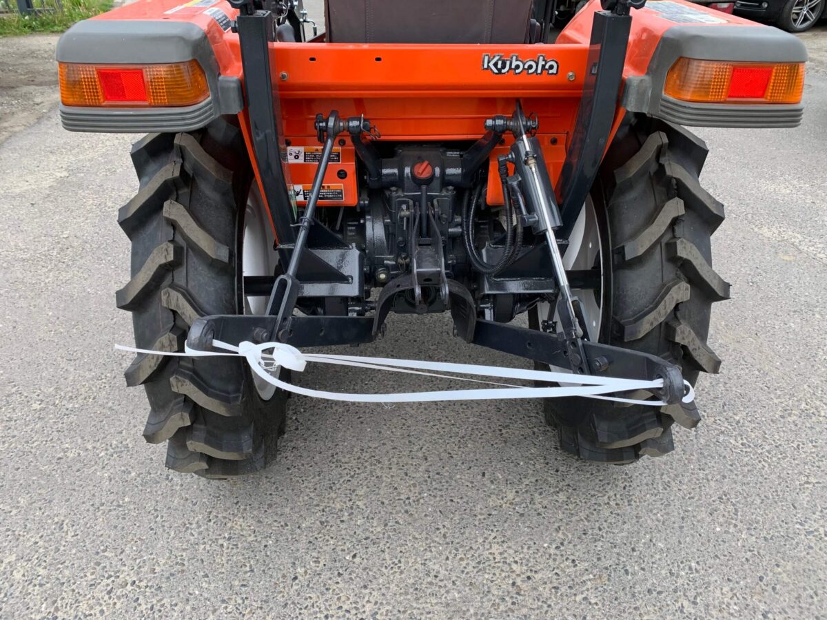 Traktorek Kubota GL221 z ładowaczem czołowym