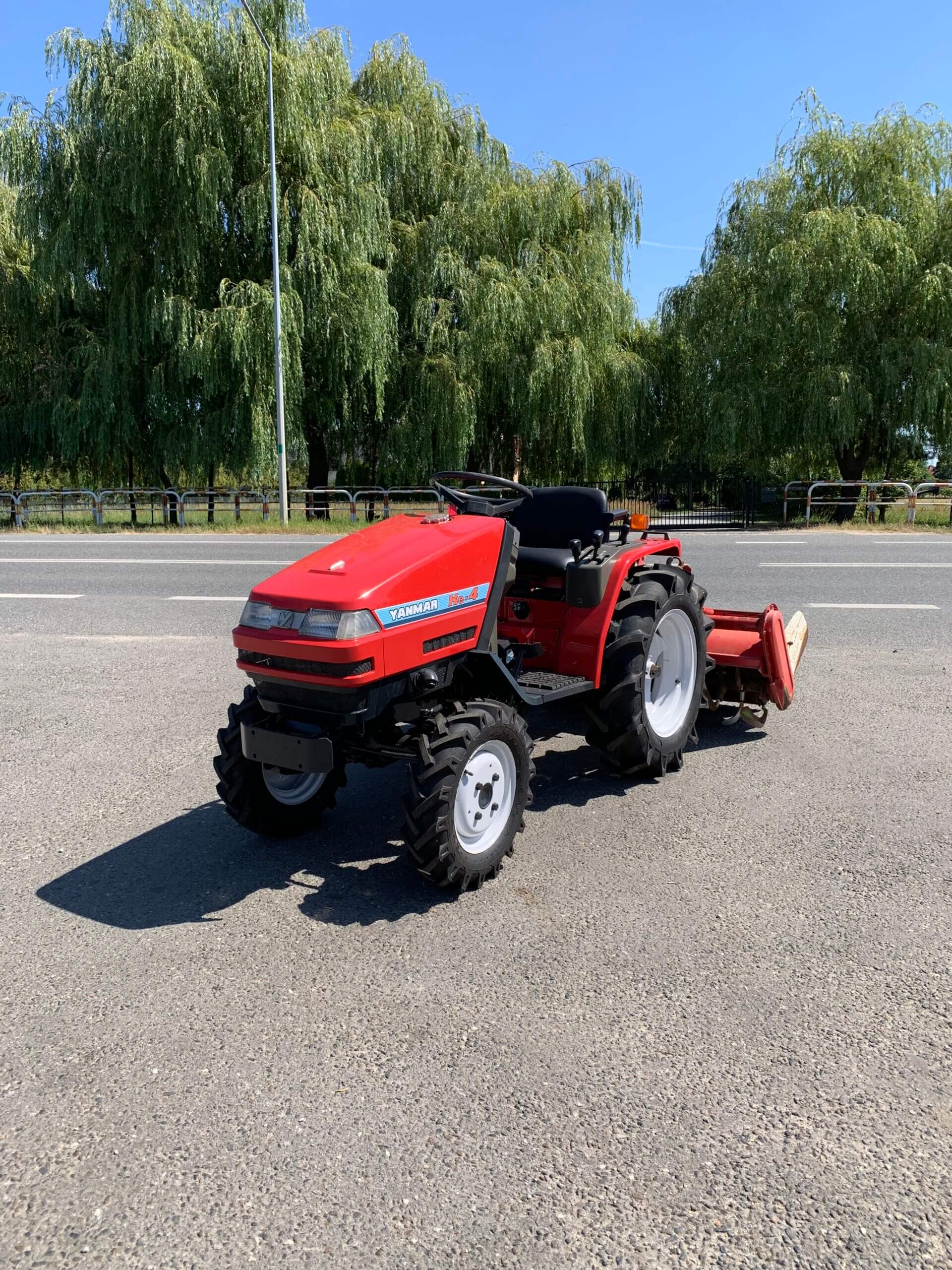 Traktorek Yanmar Ke-4 z glebogryzarką
