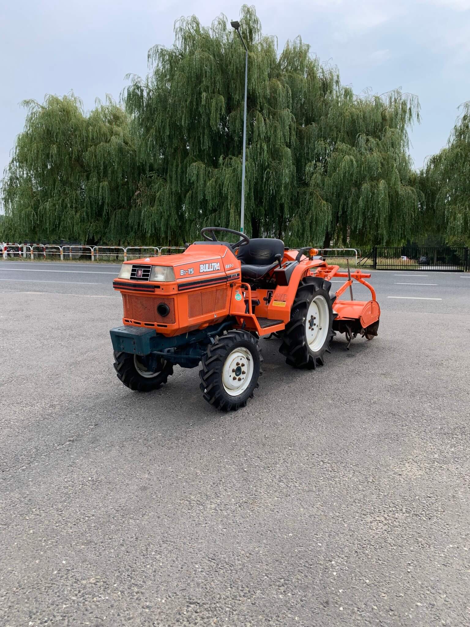 Traktorek Kubota B1-15 z glebogryzarką