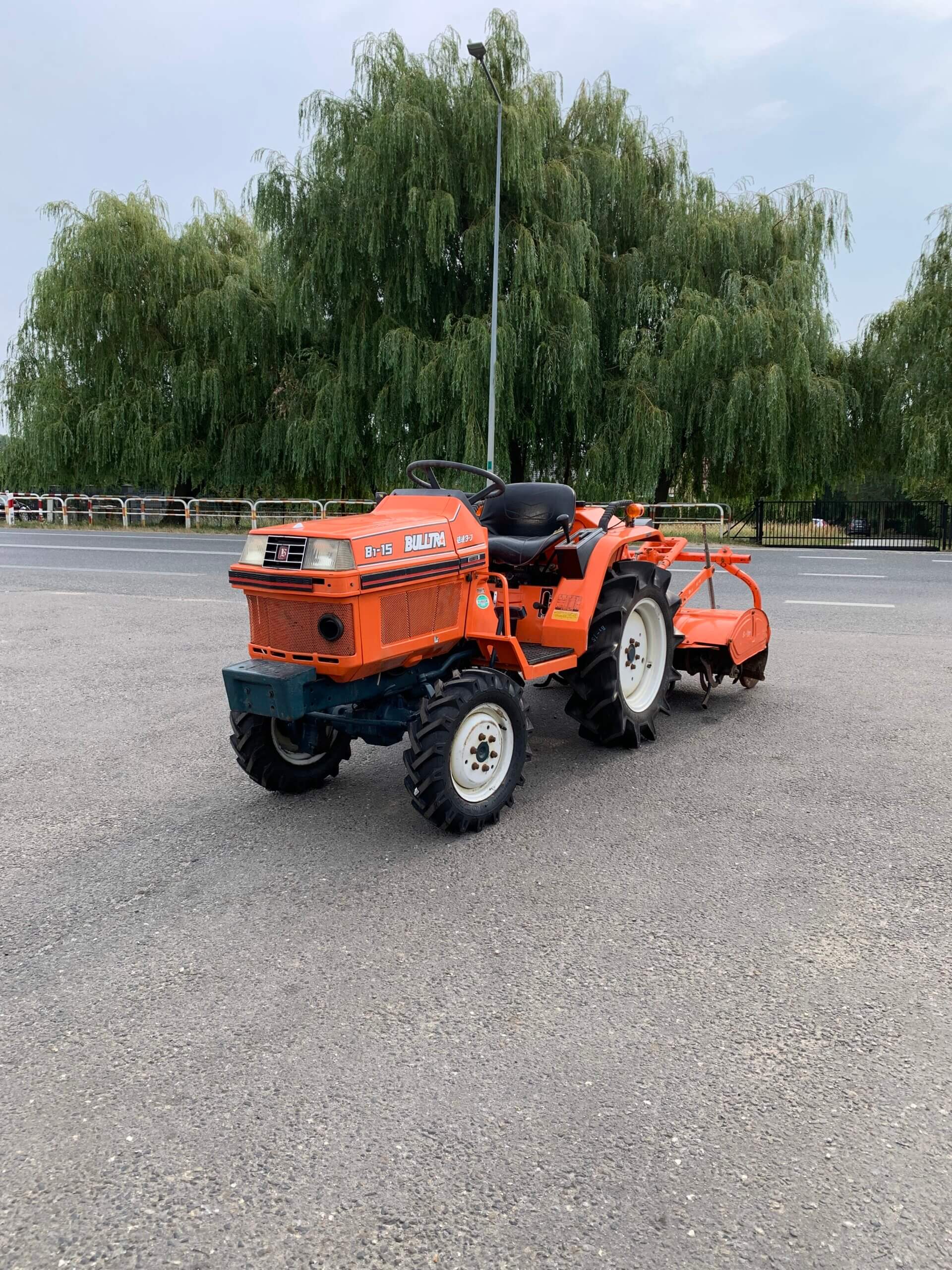 Traktorek Kubota B1-15 z glebogryzarką