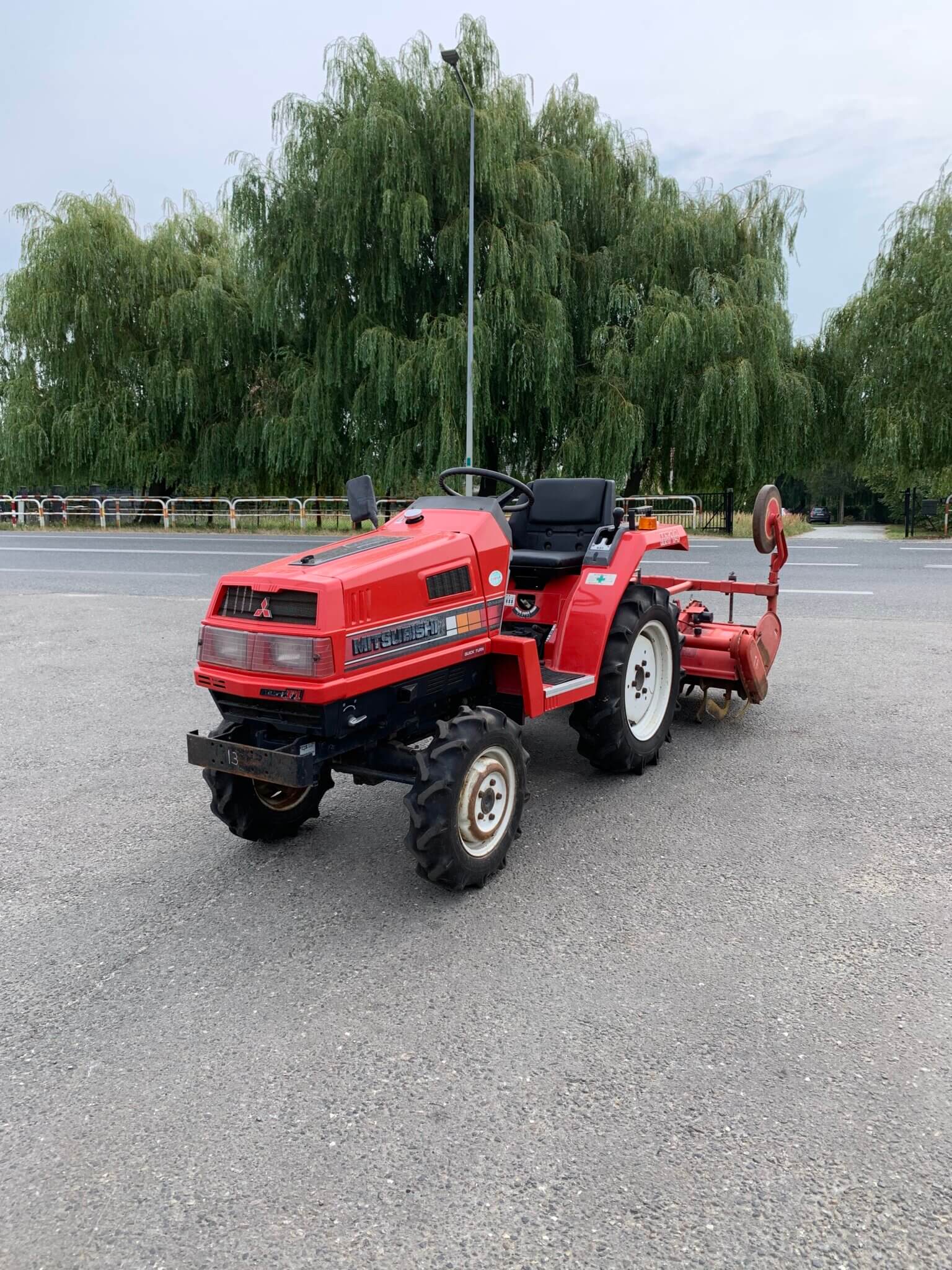 Traktorek Mitsubishi MT14 z glebogryzarką