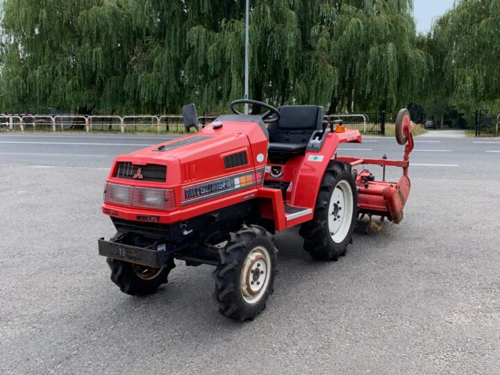 Traktorek Mitsubishi MT14 z glebogryzarką