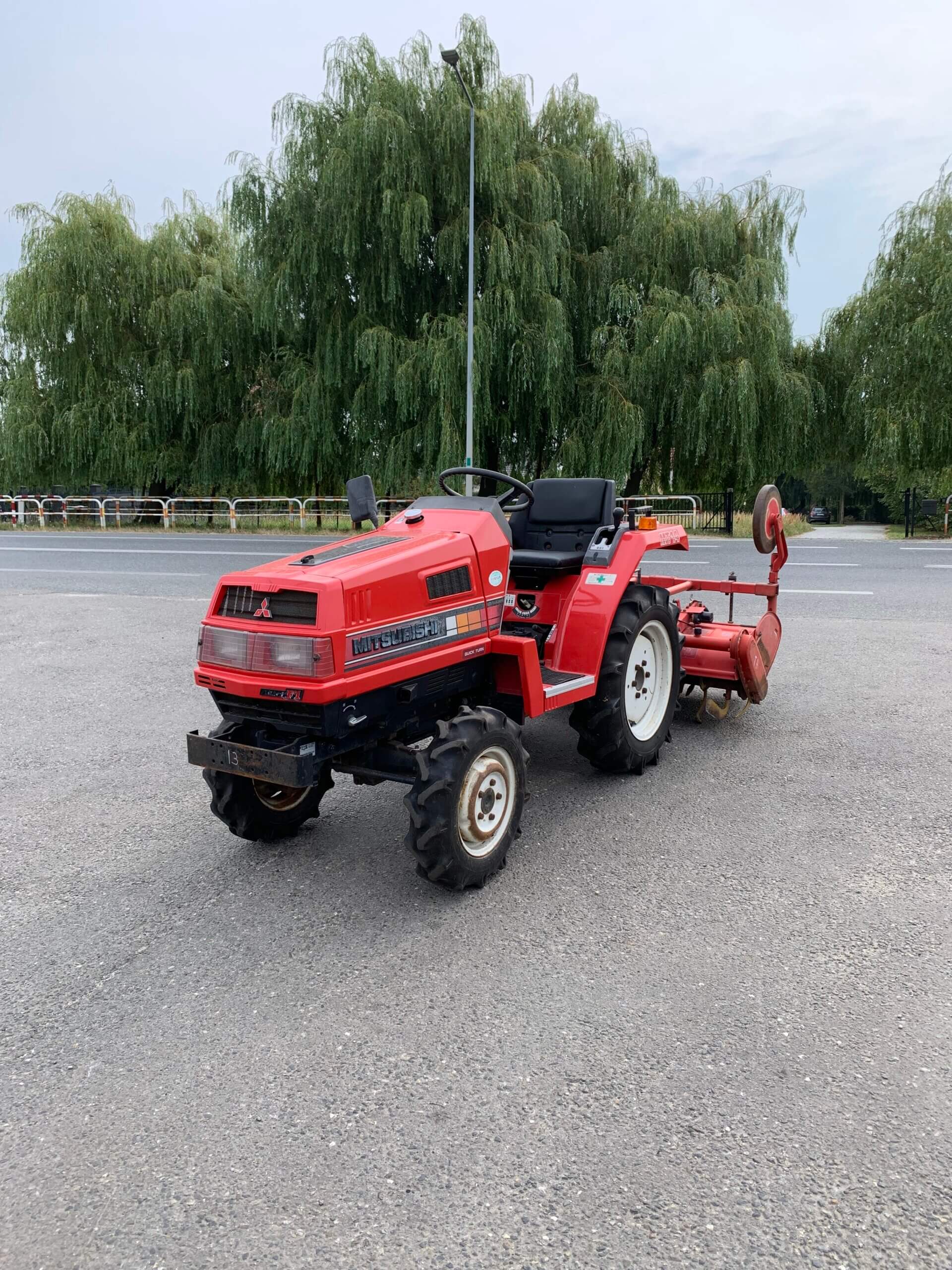 Traktorek Mitsubishi MT14 z glebogryzarką