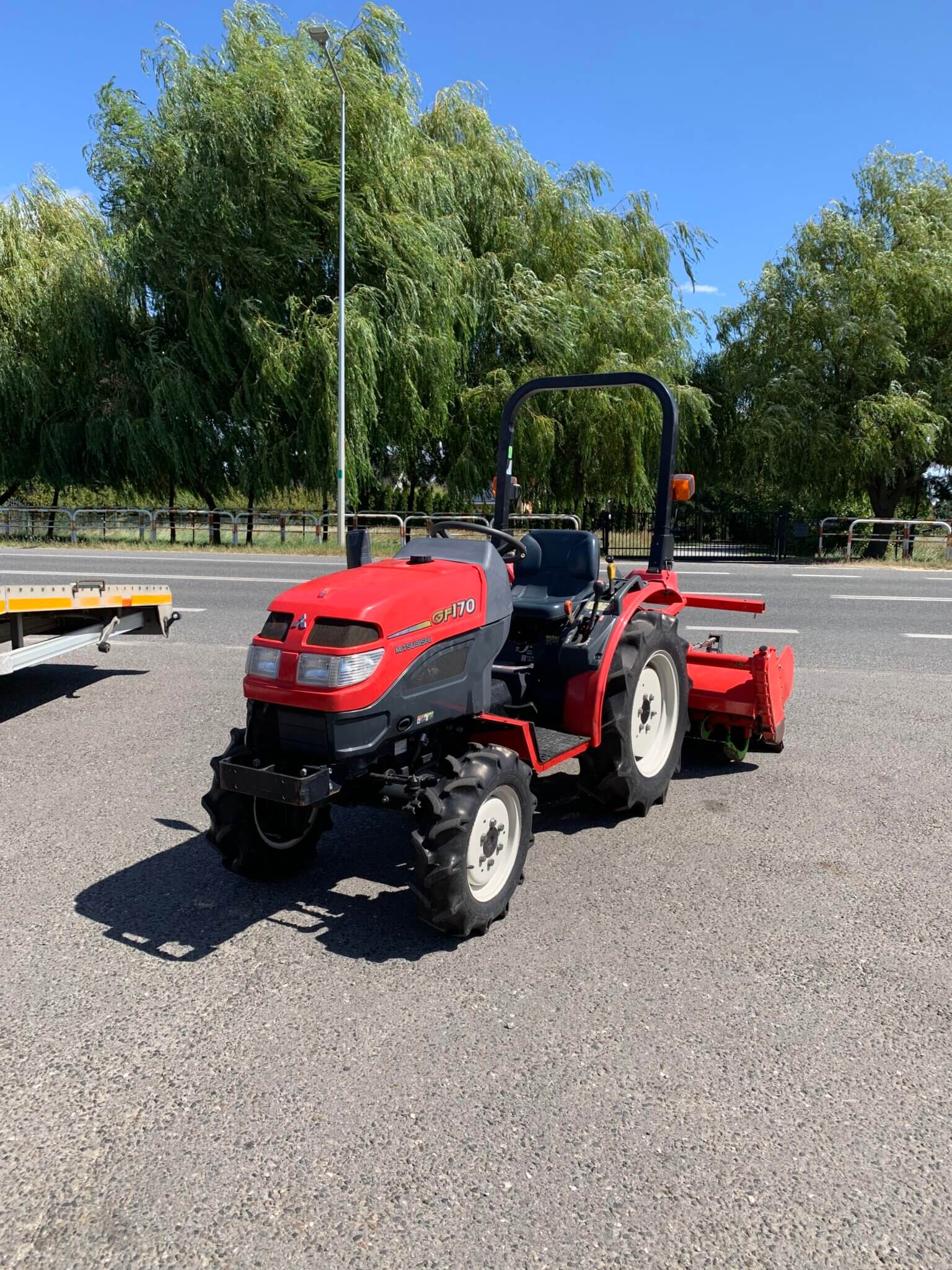 Traktorek Mitsubishi GF170 z glebogryzarką